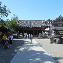 拝殿前も観光客は少なく、清々しい雰囲気。