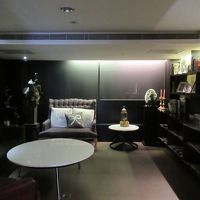 ロビーの裏手にラウンジスペース、お菓子が置いてありました