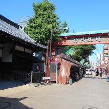 中央部は広くて歩きやすい通り