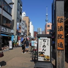 東側は東武浅草駅に繋がる。