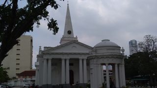 小さな白い教会ですが非常に良い感じ。