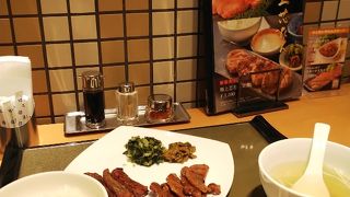 カウンター席が多いのでひとりでも入りやすい