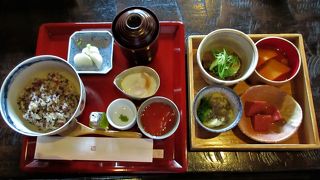 １階では和菓子を売っています。２階では食事が食べられました。