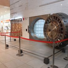 その地下にはこのようなモニュメントが。