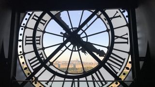 最上階にある時計は必須！