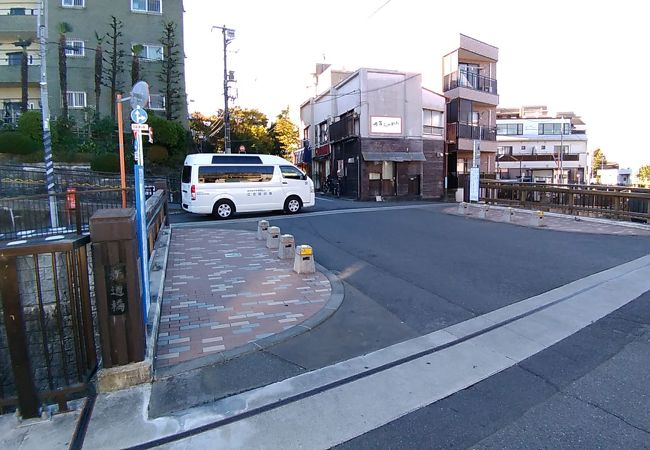 橋を渡って少し坂道を登っていくと、右側に、最近リフォームされた平和の森公園