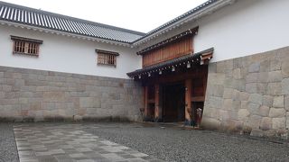 今も昔も、駿府城の入口。