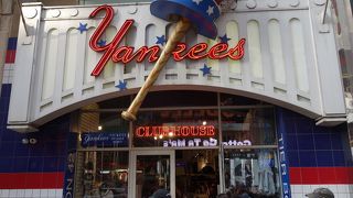 42th St. にあるヤンキース・クラブハウス。観戦チケットも売っています。