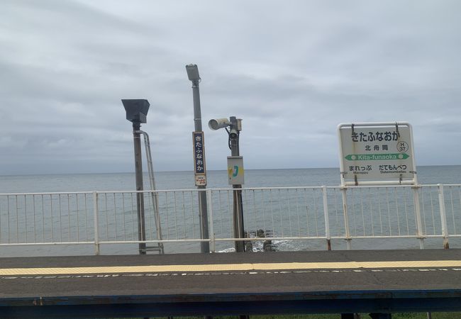 ホームと海が一体化した北海道一海に近い駅です。