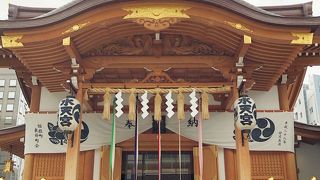 お社の周りはビル！！！