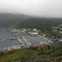 利尻富士と鴛泊港方向の眺め（雨）