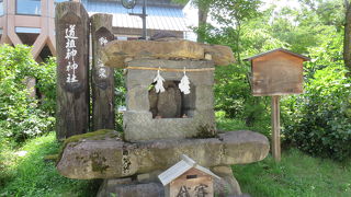 小さく奉られています。