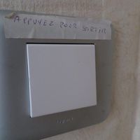 このボタンを押さないと内鍵は開かず