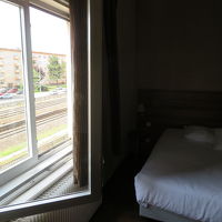 鍵が壊れて自然に開く窓