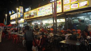 深夜でも賑わっている屋台通り