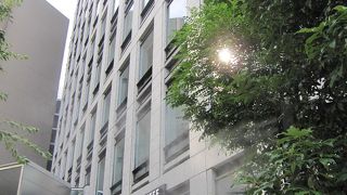 ミスト噴霧器がいくつも設置されていていくらか涼しい