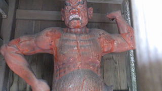 重要文化財に指定されている仁王像