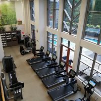フィットネスルーム。この奥のプールは塩素臭くて入る気にならず