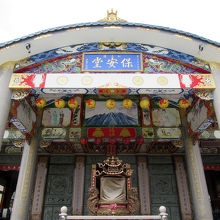 道教寺院らしい色彩豊かな建物です