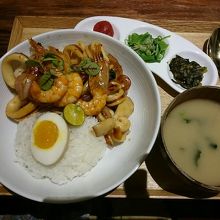 錦酸辣海鮮丼　380元位でした。