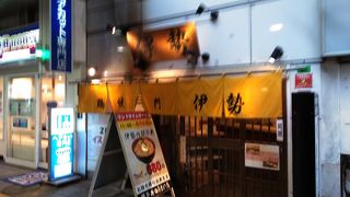看板に惹かれて入ったら、とても美味しい親子丼。　伊勢ろく 上野店と同じ系列だった。
