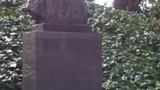 演説館前にある