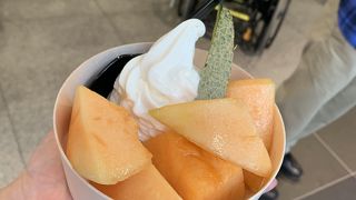 大きなメロンが入った北海道まるごとソフトクリームがイチオシです！