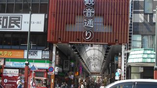 アーケードがあって陽射しや雨雪を防ぎ歩きやすい迂回路。