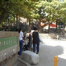 小山に建つお堂の前の児童公園