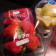 いちごは隣のお店で購入