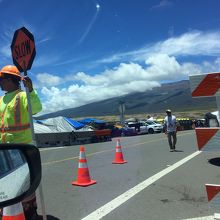 警察と地元住人がたくさん集まっていました