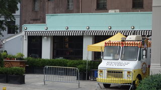 午後３時開店です。店内でも食べられます。