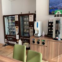 食堂にある無料のコーヒーマシーンとセブンイレブンの自販機