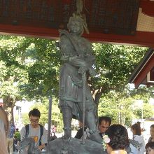 芸術作品が実用的に使われている。