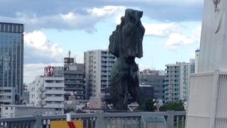 後ろ姿しか見えない