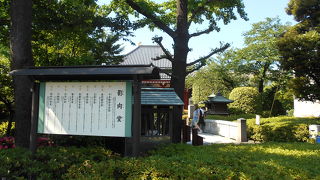 本尊聖観音像と、観音さまをお助けする十二支の守り本尊８体を安置