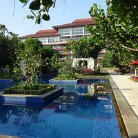 プールから見るホテルです