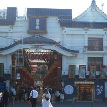 「お祭り商店街」という別称も掲出されている。