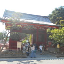 伝統的な木造建物だで、赤色が美しい。