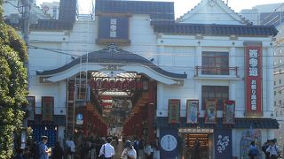 お祭り商店街という別称もある歓楽街との連絡通路。