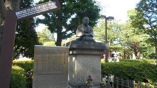 明治29年に女性初の藍綬褒章を受章した社会事業家の銅像