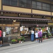 メーンストリートの土産物と軽食の店