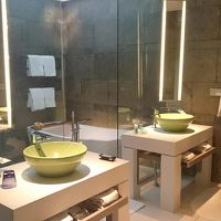 ちょっと色っぽいガラス張りのバスルーム