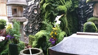 お地蔵さん全身か苔で覆われています』by えいちゃん｜水掛不動