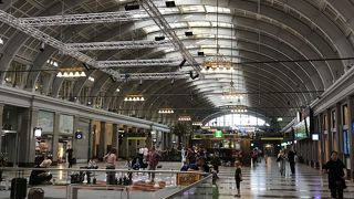 明るく綺麗な駅