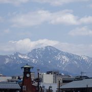 高い時の鐘の時計が目印