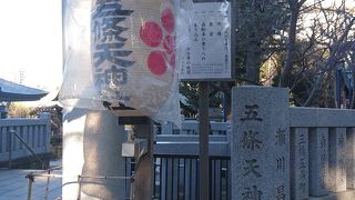 質素な雰囲気の神社