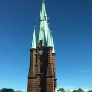 中心部にある緑色の高い塔が目立つ教会