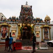 インド人街にあるヒンドゥー教の寺院にはピンクのガネーシャが