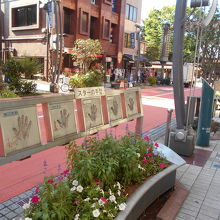 一部は歩道の手すりの上に掲出されている。